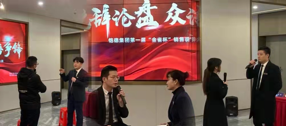一群人站在商店前&#xA;&#xA;描述已自动生成